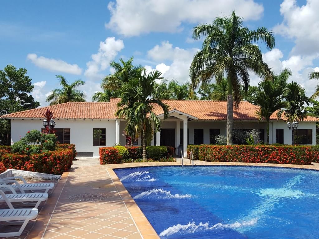 Finca en venta Meta Villavicencio Aguas Claras 850 m2 Habitaciones 5 Baños 5 Garajes 4 Precio $1900000000