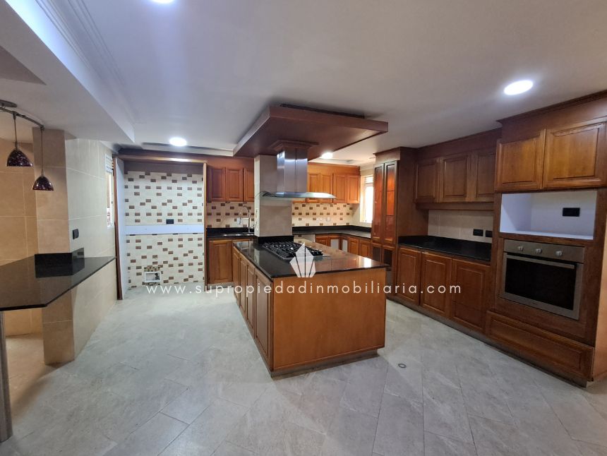 Casa en arriendo Antioquia Medellín Altos Del Poblado 370 m2 Habitaciones 4 Baños 4 Garajes 4 Precio $14000000