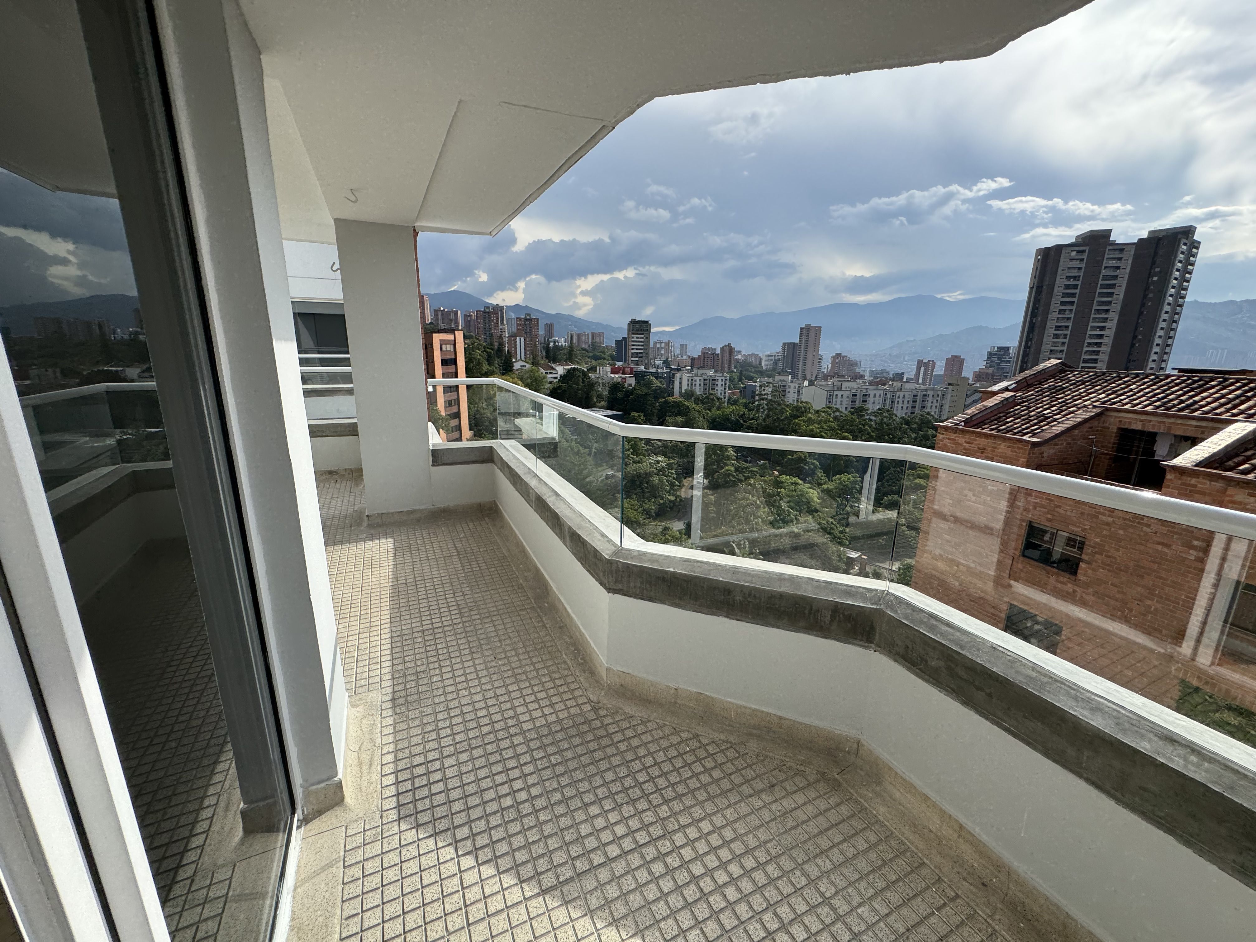 Apartamento en venta Antioquia Medellín El Tesoro 248 m2 Habitaciones 5 Baños 5 Garajes 2 Precio $1600000000