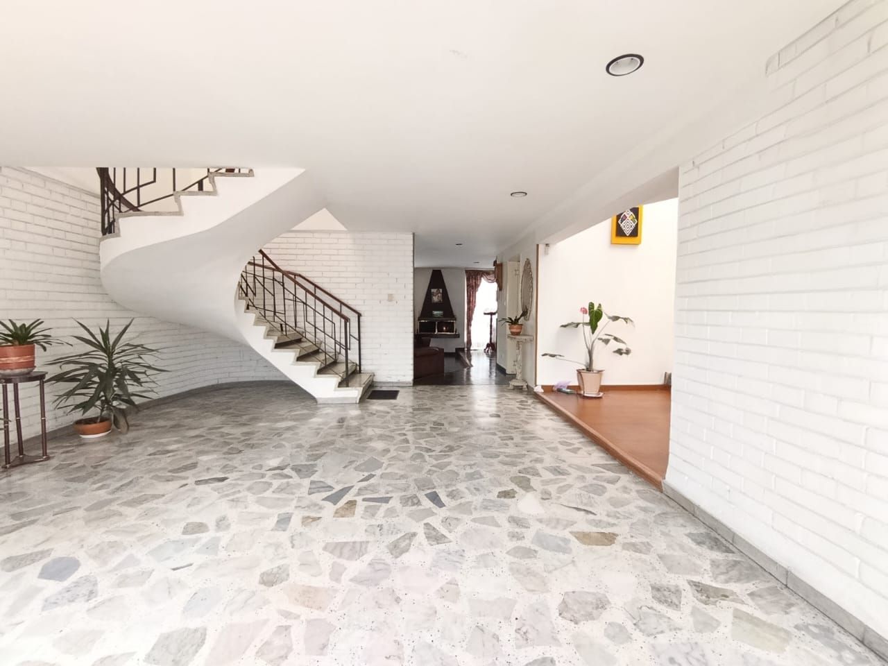 Casa en arriendo Cundinamarca Bogotá Normandía 270 m2 Habitaciones 4 Baños 3 Garajes 4 Precio $6900000