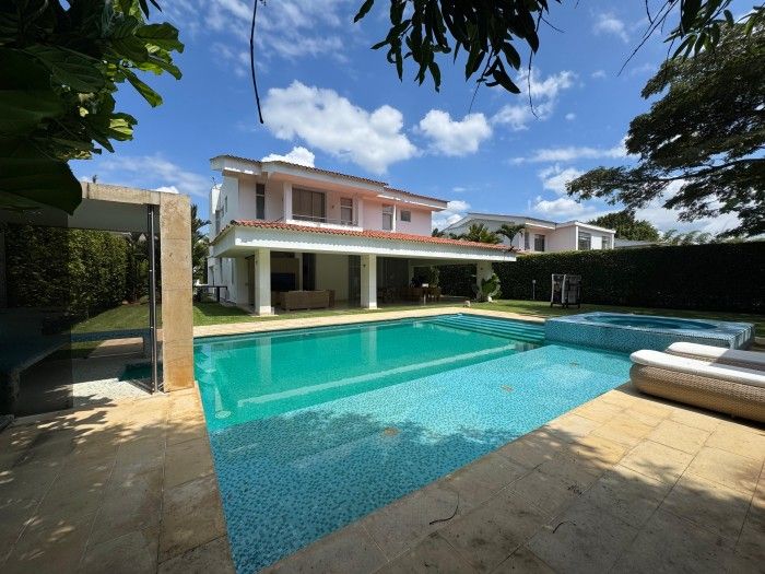 Casa en arriendo Valle Del Cauca Cali Nn 450 m2 Habitaciones 4 Baños 7 Garajes 5 Precio $18000000