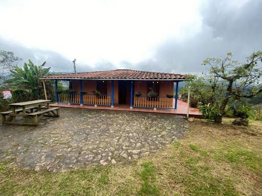 Finca en arriendo Antioquia Guarne Centro 200 m2 Habitaciones 3 Baños 2 Garajes 1 Precio $2960000