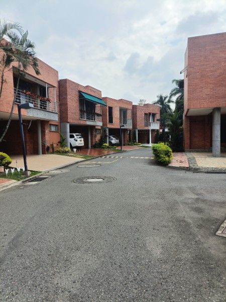 Casa en arriendo Valle Del Cauca Cali San Fernando Nuevo 328 m2 Habitaciones 4 Baños 6 Garajes 2 Precio $8000000