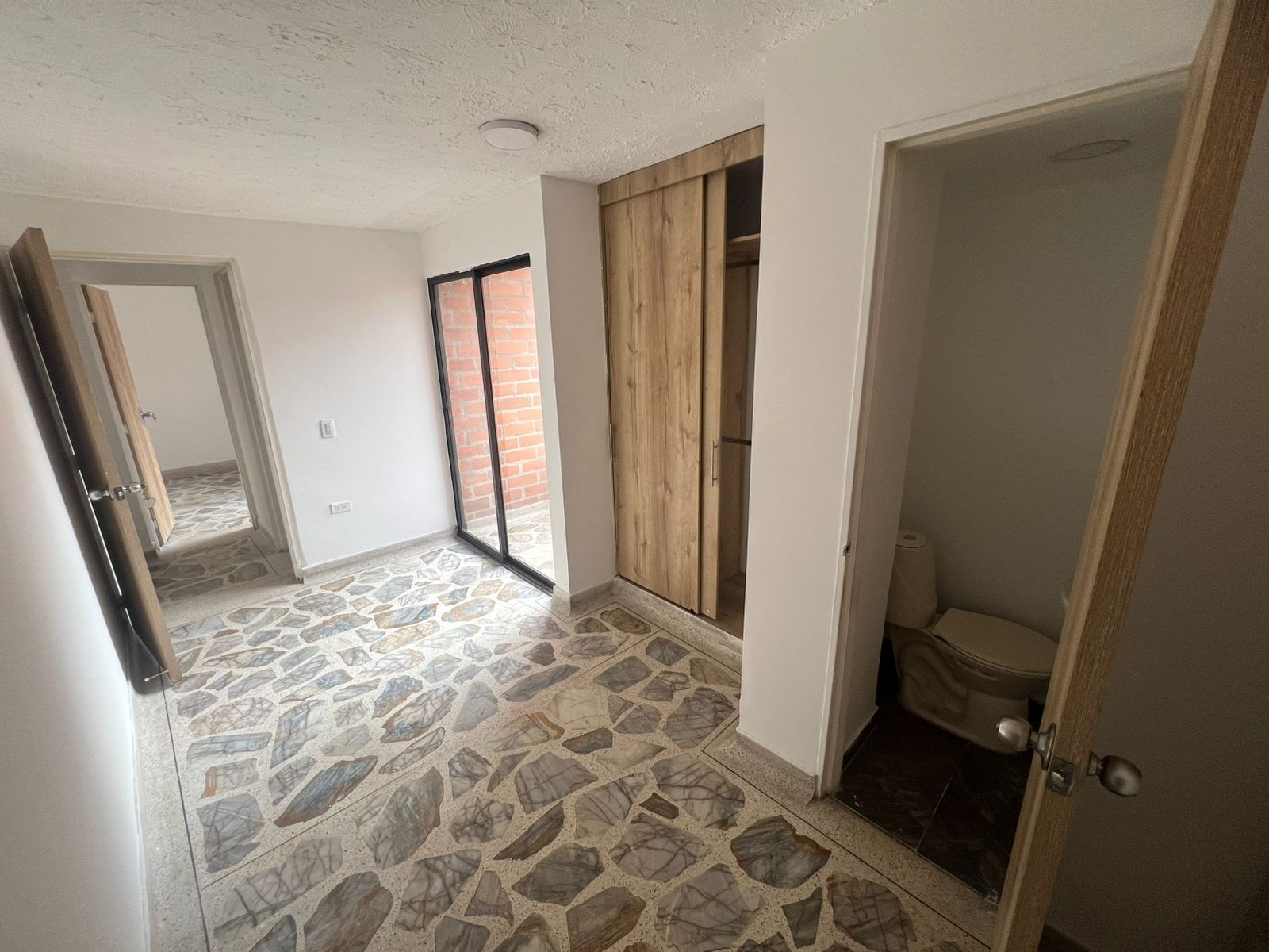 Apartamento en arriendo Antioquia Medellín La Castellana 80 m2 Habitaciones 3 Baños 2 Garajes 0 Precio $2500000