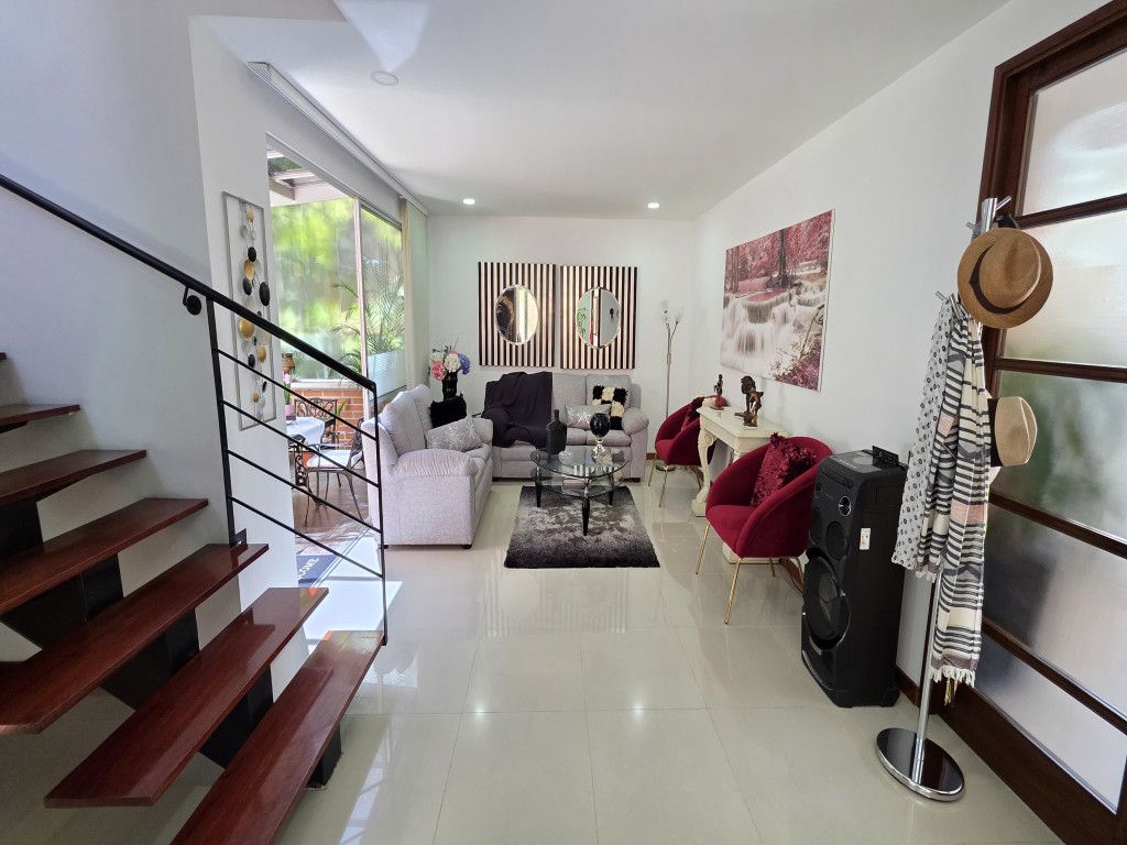 Casa en venta Antioquia Envigado Jardines 220 m2 Habitaciones 3 Baños 4 Garajes 4 Precio $1730000000