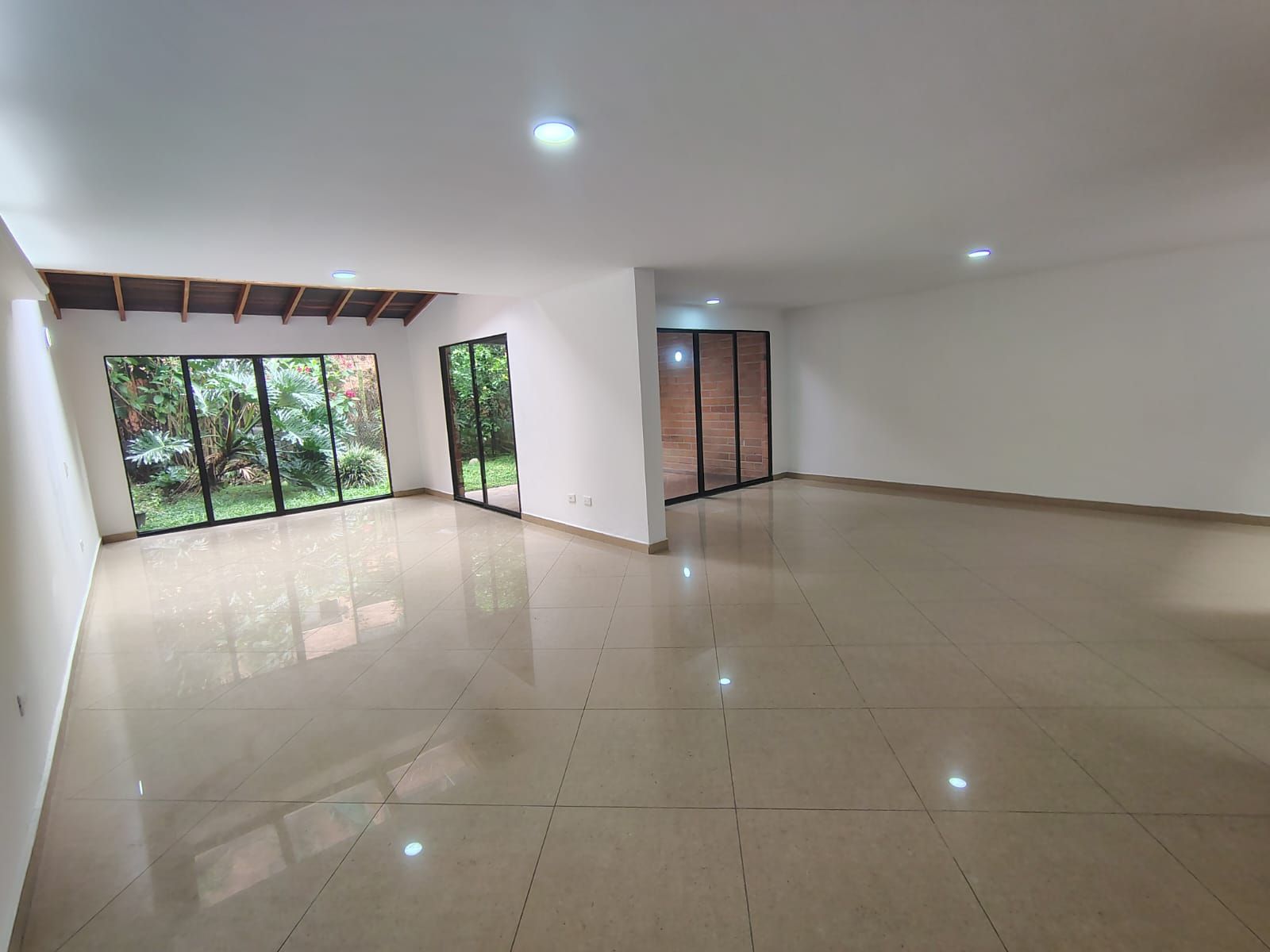 Casa en arriendo Antioquia Medellín Castropol 260 m2 Habitaciones 3 Baños 4 Garajes 2 Precio $8500000