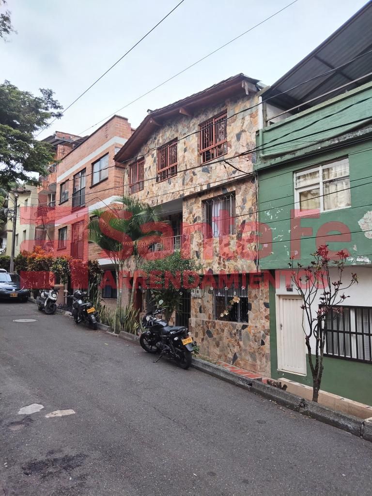 Casa en arriendo Antioquia Medellín Los Alcazares 136 m2 Habitaciones 5 Baños 2 Garajes 0 Precio $2200000