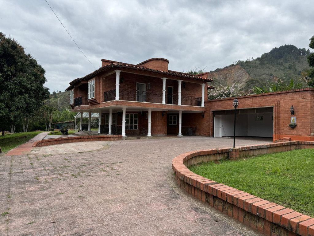 Casa en arriendo Antioquia Bello La Selva 500 m2 Habitaciones 5 Baños 8 Garajes 8 Precio $13000000