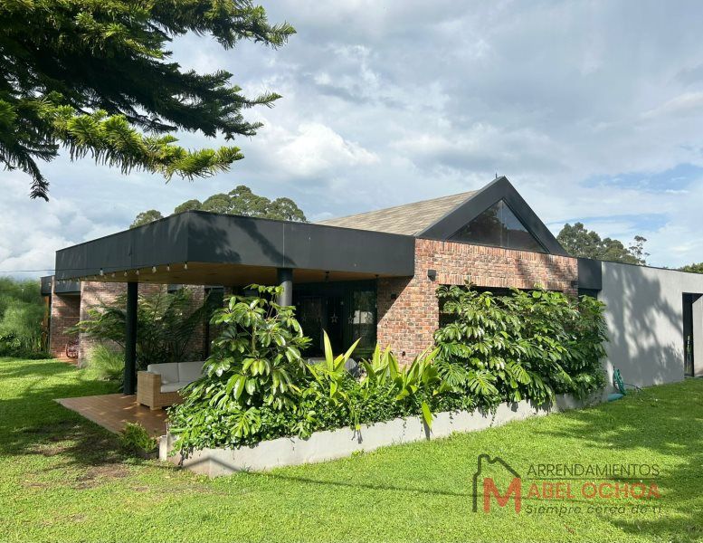 Casa en arriendo o venta Antioquia El Carmen De Viboral El Carmen De Viboral 335 m2 Habitaciones 3 Baños 5 Garajes 4 Precio venta $3300000000 Precio arriendo $18622211