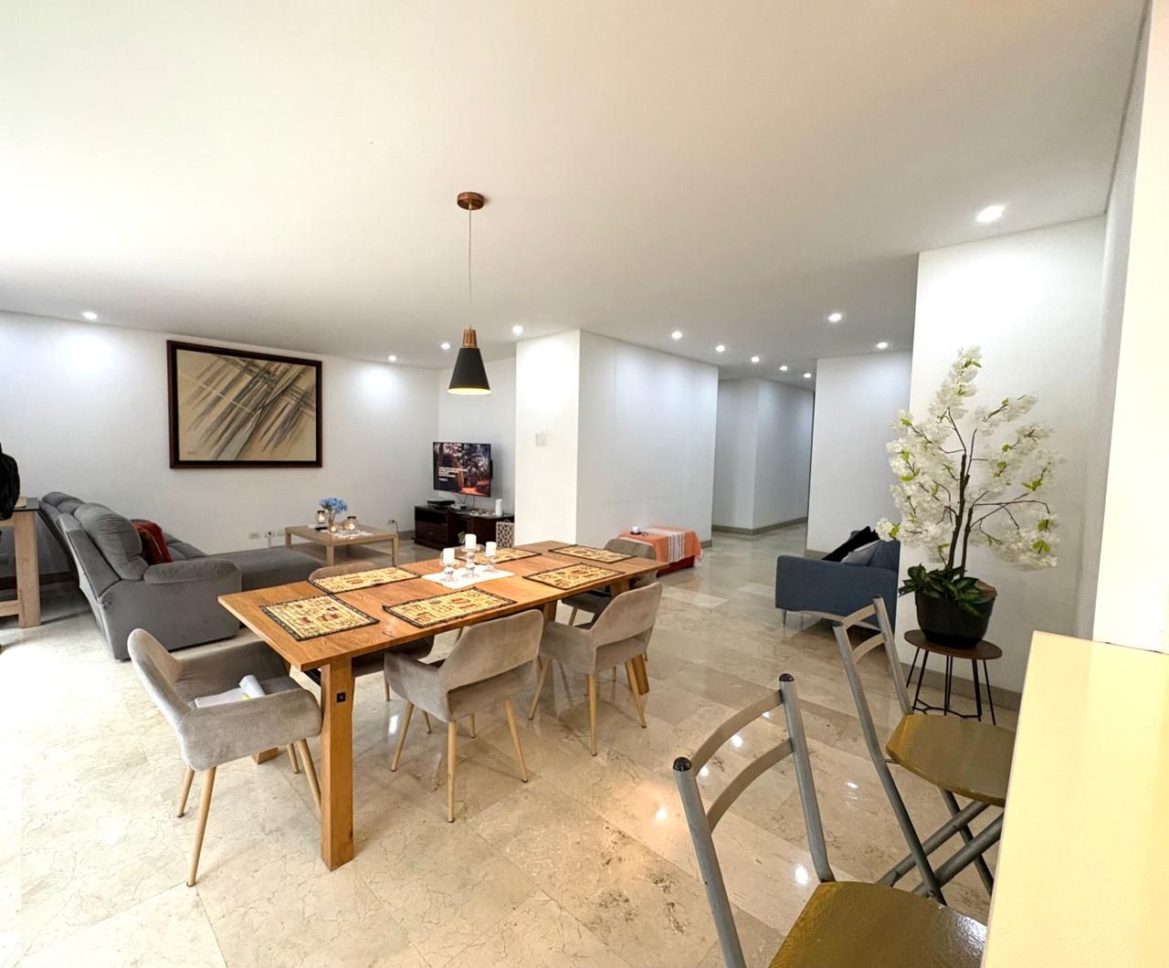 Apartamento en venta Valle Del Cauca Cali Normandía 240 m2 Habitaciones 3 Baños 4 Garajes 3 Precio $1700000000