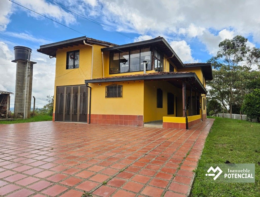 Casa Campestre en arriendo Antioquia Rionegro Cuatro Esquinas 160 m2 Habitaciones 4 Baños 2 Garajes 2 Precio $3200000