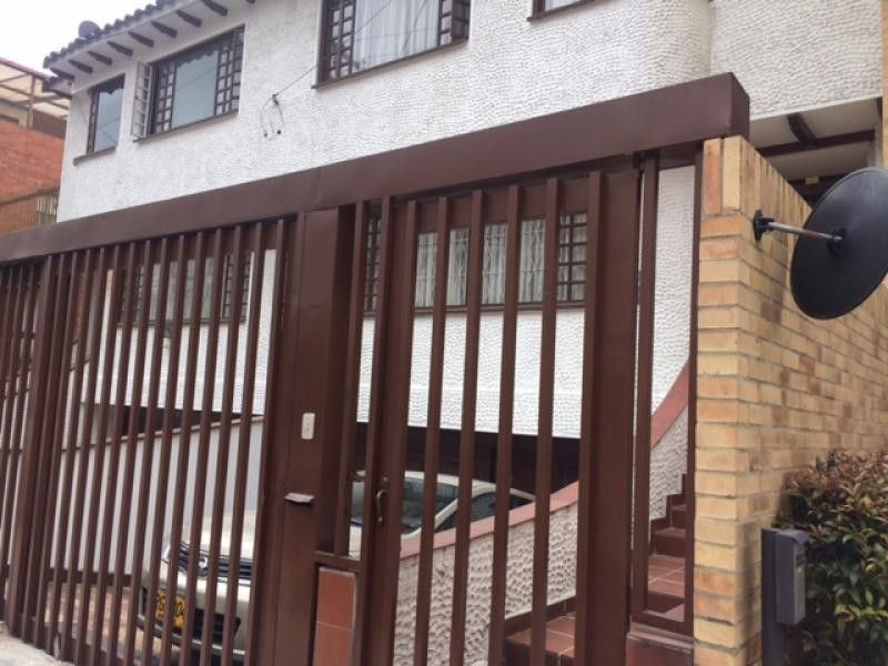 Casa en venta Cundinamarca Bogotá Santa Barbara Central 371 m2 Habitaciones 4 Baños 3 Garajes 4 Precio $1800000000