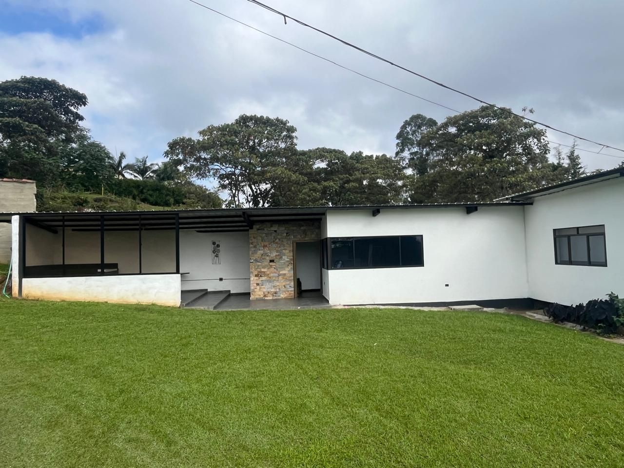 Finca en arriendo Antioquia Guarne Centro 120 m2 Habitaciones 3 Baños 3 Garajes 5 Precio $3400000