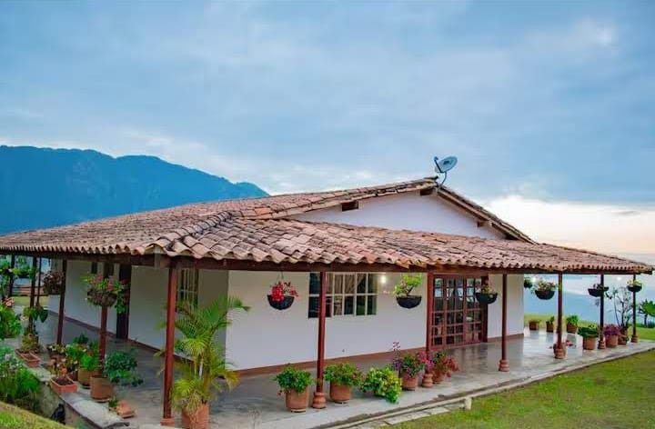 Finca en venta Antioquia Barbosa Urbanal 220 m2 Habitaciones 4 Baños 3 Garajes 8 Precio $1200000000