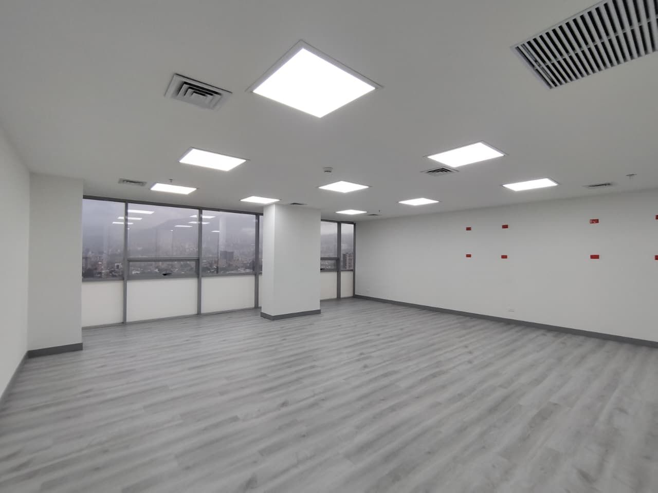 Oficina en arriendo Antioquia Envigado Las Casitas 71 m2 Habitaciones 0 Baños 1 Garajes 2 Precio $6100000