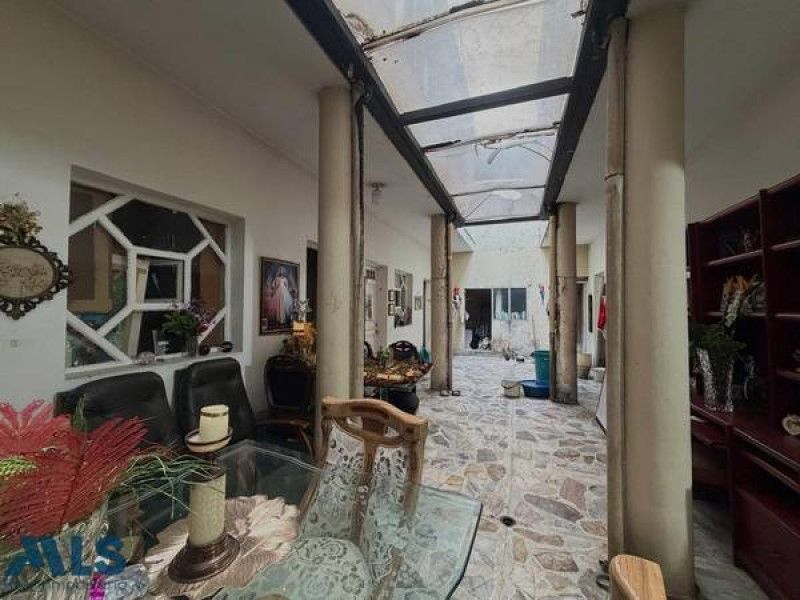 Casa en venta Antioquia Medellín Rosales 243 m2 Habitaciones 6 Baños 2 Garajes 2 Precio $1500000000