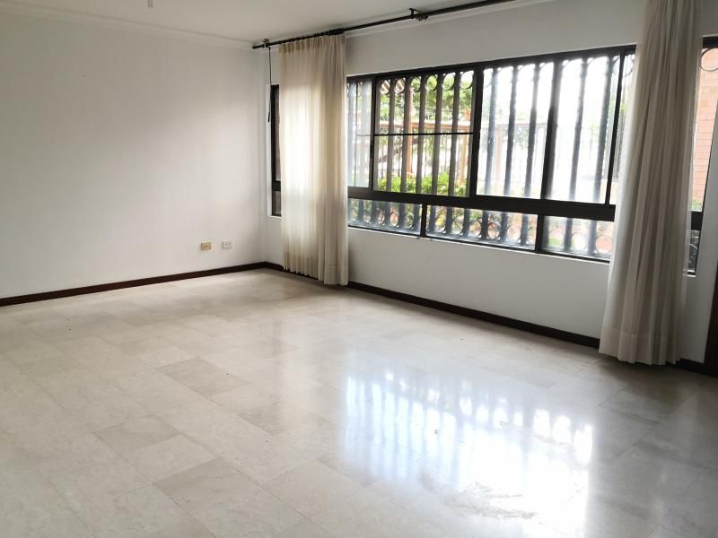 Apartamento en arriendo Valle Del Cauca Cali Santa Mónica 130 m2 Habitaciones 3 Baños 4 Garajes 2 Precio $2500000