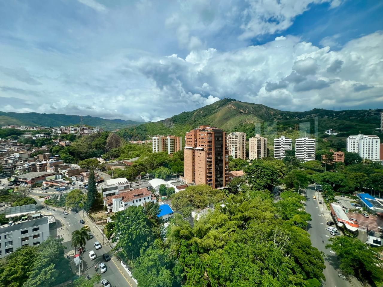 Apartamento en venta Valle Del Cauca Cali Santa Teresita 285 m2 Habitaciones 4 Baños 4 Garajes 2 Precio $1300000000