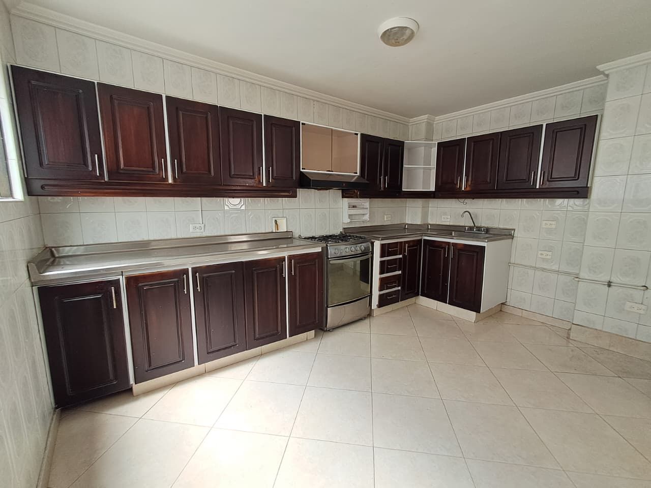 Casa en arriendo Antioquia Medellín Granada 230 m2 Habitaciones 4 Baños 2 Garajes 0 Precio $4000000