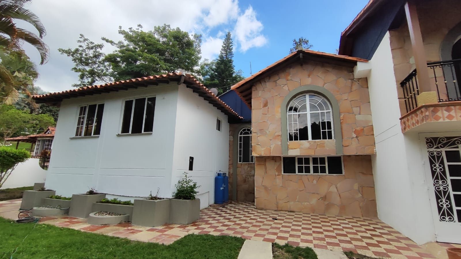 Casa Campestre en arriendo o venta Santander Floridablanca Prado Del Sur 400 m2 Habitaciones 4 Baños 4 Garajes 4 Precio venta $1000000000 Precio arriendo $4350000