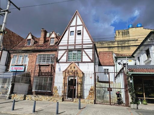 Casa en venta Cundinamarca Bogotá Emaus 571 m2 Habitaciones 11 Baños 13 Garajes 3 Precio $2850000000