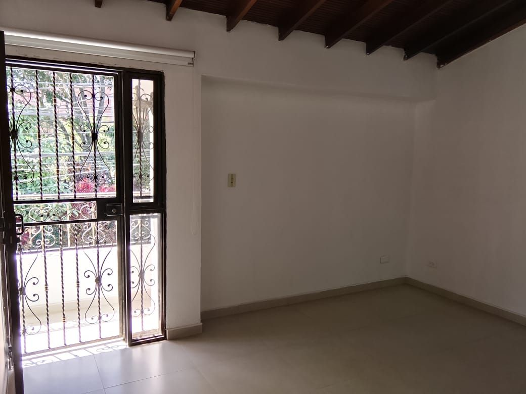 Oficina en arriendo Antioquia Medellín El Nogal Los Almendros 240 m2 Habitaciones 0 Baños 5 Garajes 2 Precio $8000000