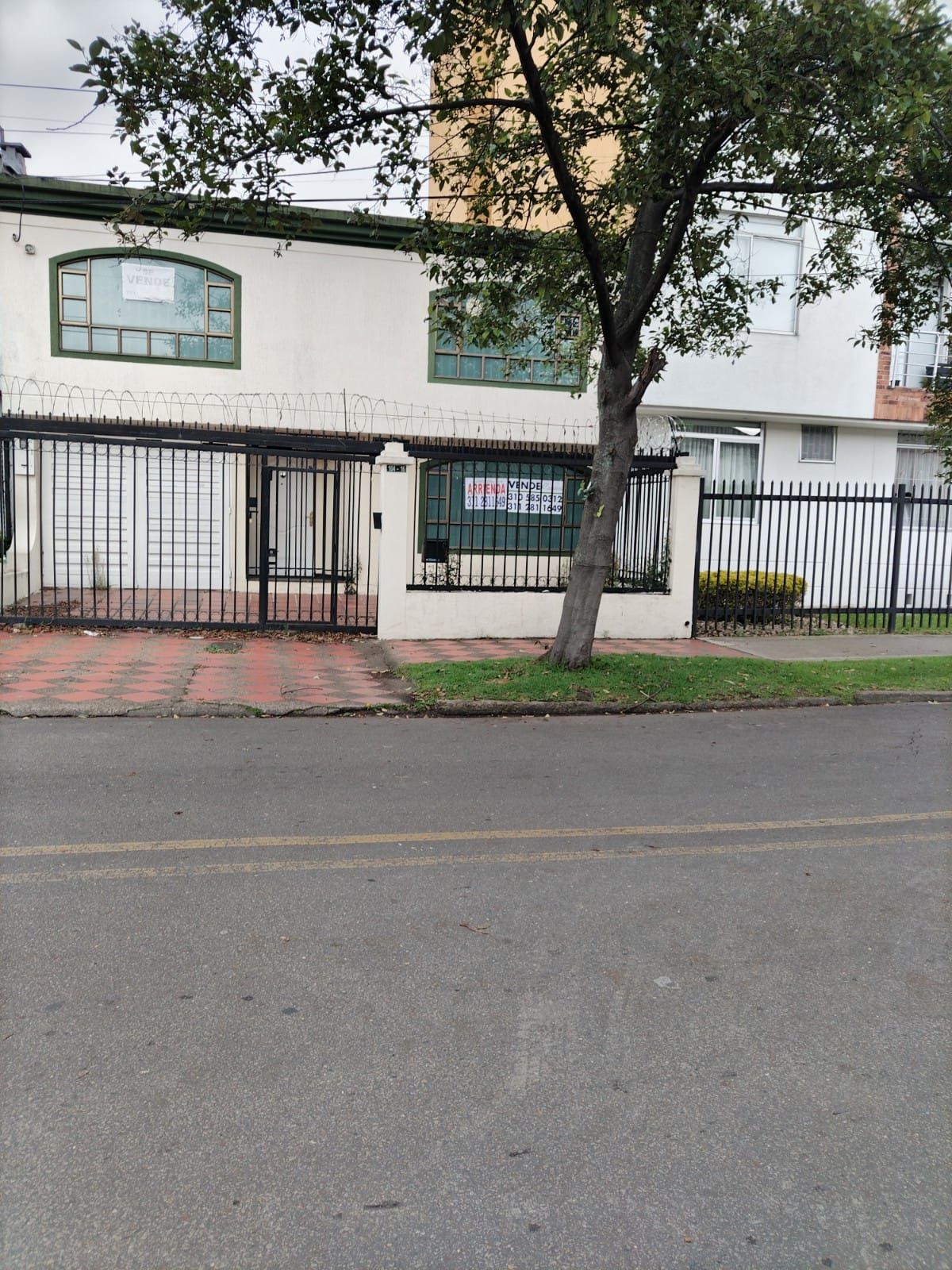 Casa en venta Cundinamarca Bogotá Estoril 300 m2 Habitaciones 4 Baños 3 Garajes 1 Precio $1150000000