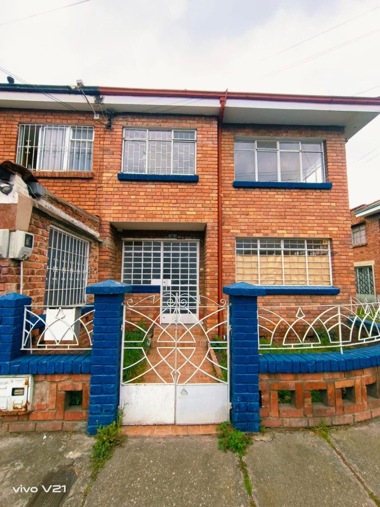 Casa en arriendo Cundinamarca Bogotá Popular Modelo 235 m2 Habitaciones 5 Baños 2 Garajes 2 Precio $4100000