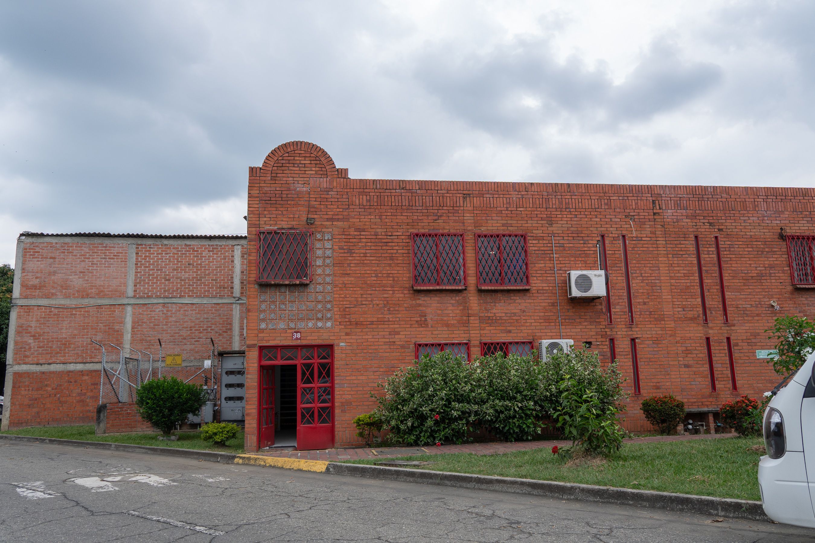 Bodega en arriendo Valle Del Cauca Candelaria Colseguros Andes 380 m2 Habitaciones 0 Baños 6 Garajes 4 Precio $14700000