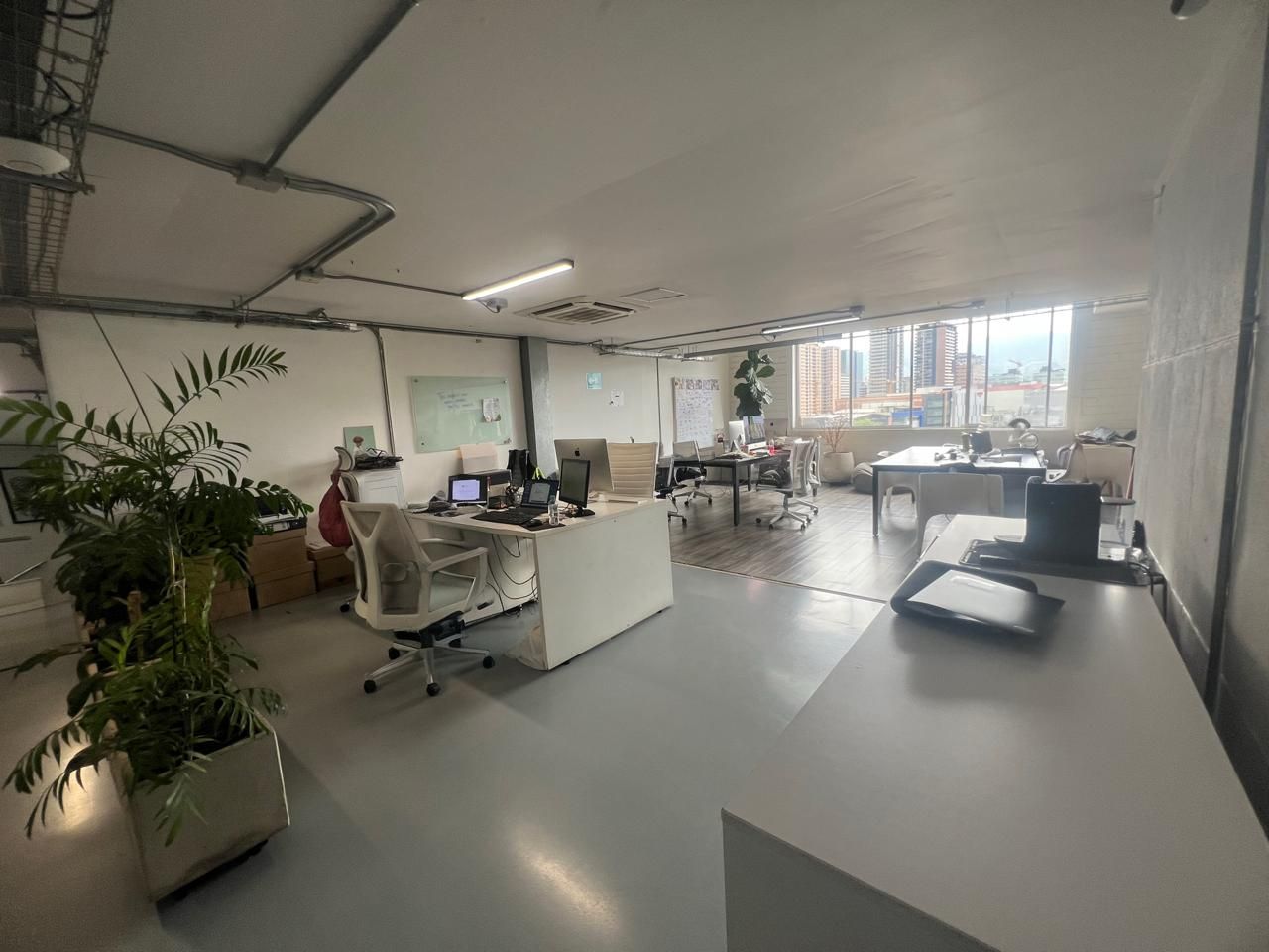 Oficina en arriendo Antioquia Medellín Castropol 300 m2 Habitaciones 0 Baños 2 Garajes 0 Precio $15500000