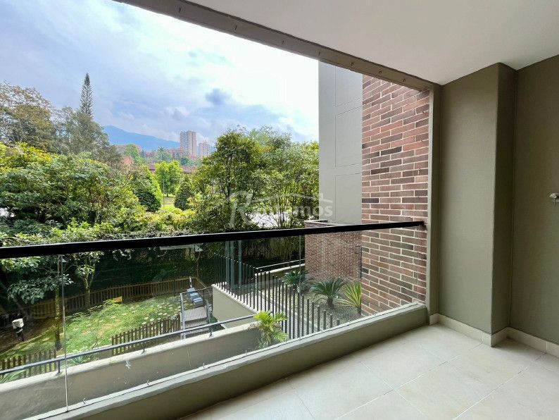 Apartamento en arriendo Antioquia Medellín El Castillo 100 m2 Habitaciones 2 Baños 3 Garajes 2 Precio $5700000