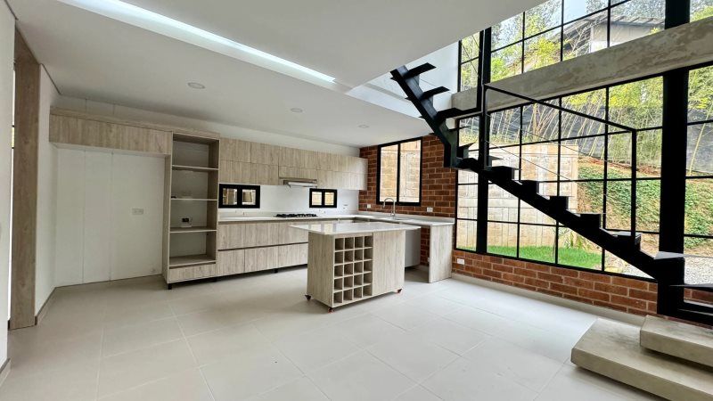 Casa en arriendo o venta Antioquia Envigado Envigado 1500 m2 Habitaciones 3 Baños 3 Garajes 8 Precio venta $1700000000 Precio arriendo $10000000