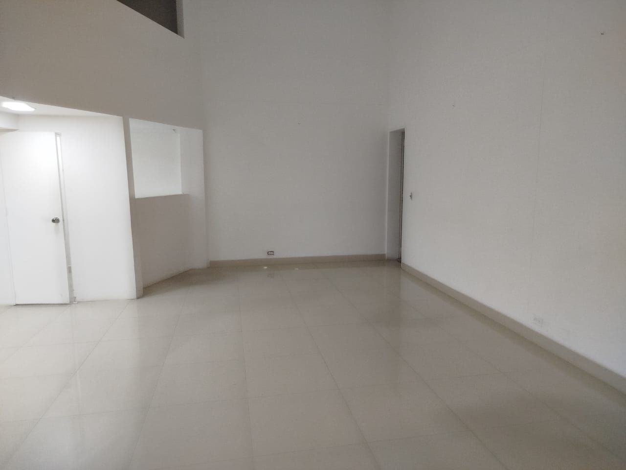 Local en arriendo o venta Antioquia Medellín San Diego 40 m2 Habitaciones 0 Baños 0 Garajes 0 Precio venta $830000000 Precio arriendo $6200000