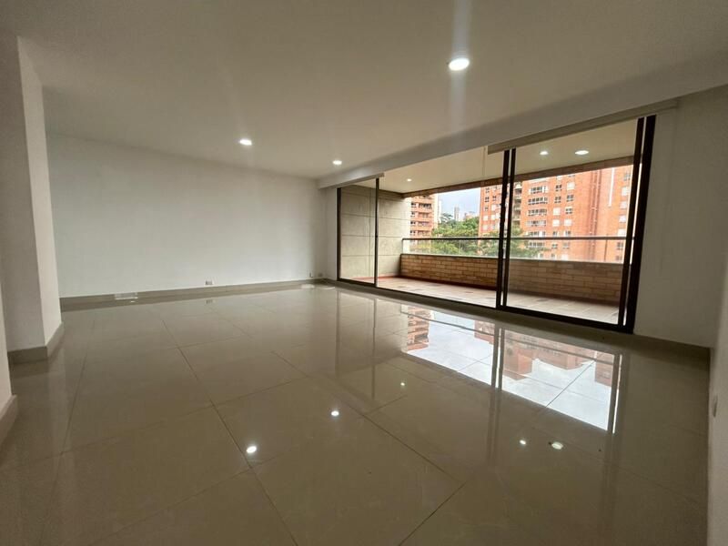 Apartamento en arriendo Antioquia Medellín El Raizal 140 m2 Habitaciones 3 Baños 3 Garajes 2 Precio $5600000