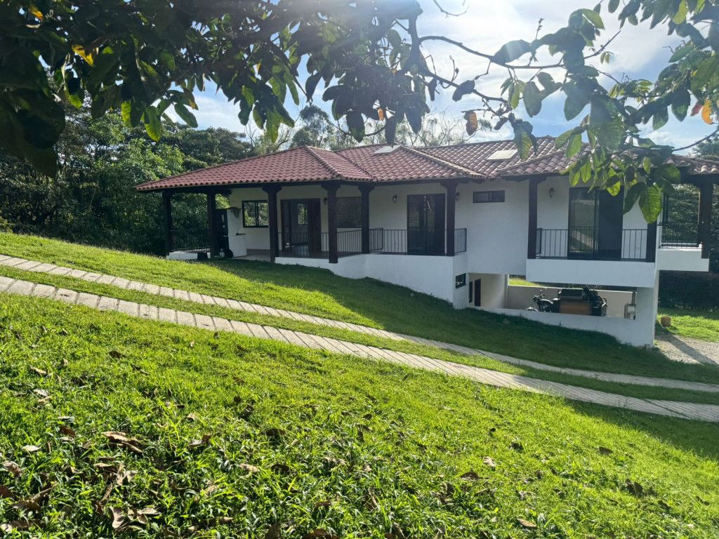 Finca en arriendo Antioquia El Carmen De Viboral El Carmen De Viboral 240 m2 Habitaciones 3 Baños 3 Garajes 1 Precio $4100000