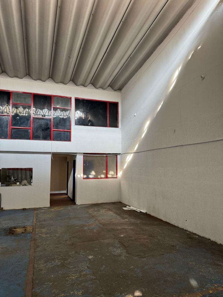 Bodega en arriendo Cundinamarca Bogotá Santa Isabel 220 m2 Habitaciones 0 Baños 2 Garajes 3 Precio $4800000