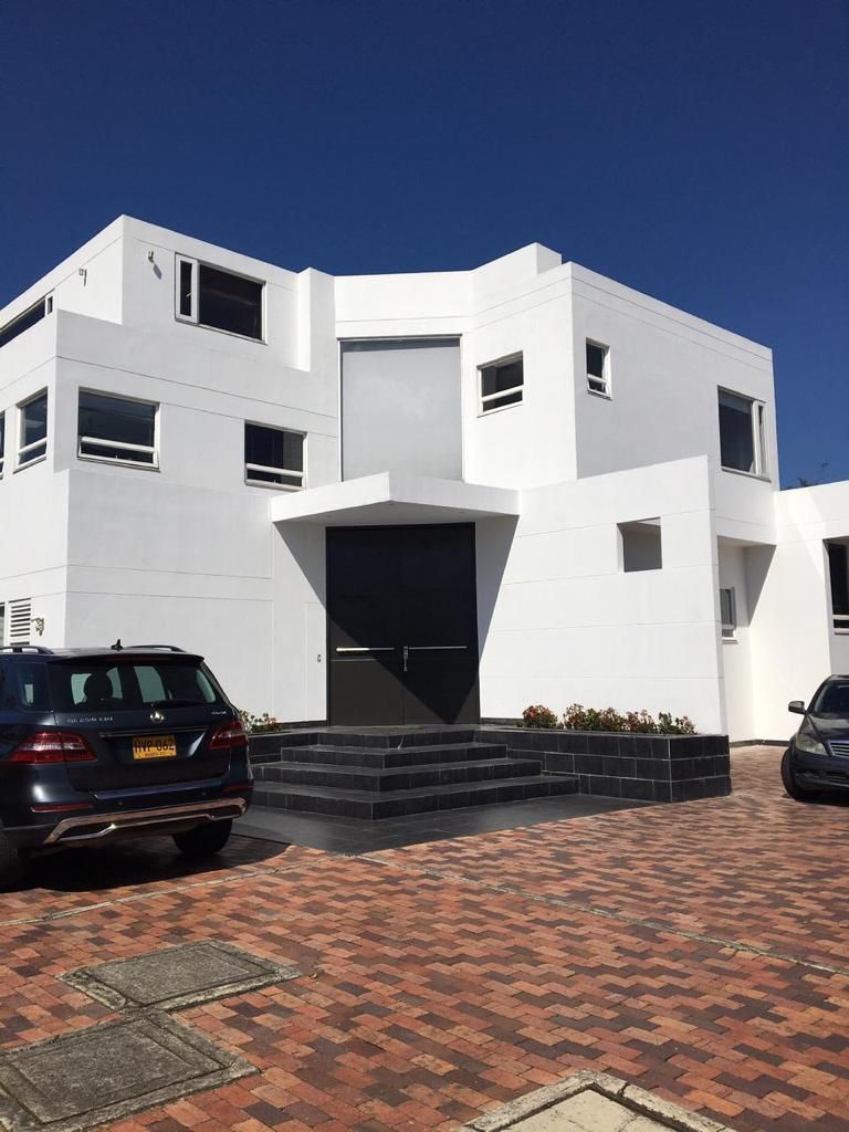 Casa en venta Cundinamarca Bogotá Torca 1350 m2 Habitaciones 4 Baños 6 Garajes 6 Precio $2100000000