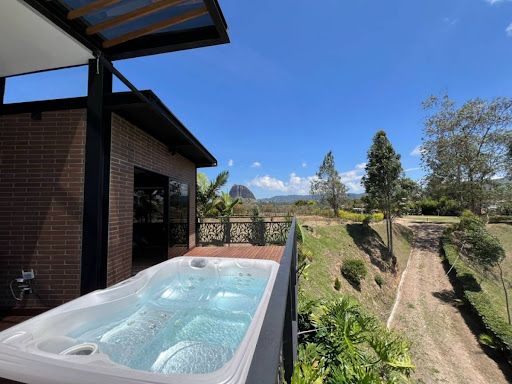 Casa en venta Nariño El Peñol El Peñol 8000 m2 Habitaciones 4 Baños 4 Garajes 4 Precio $2500000000