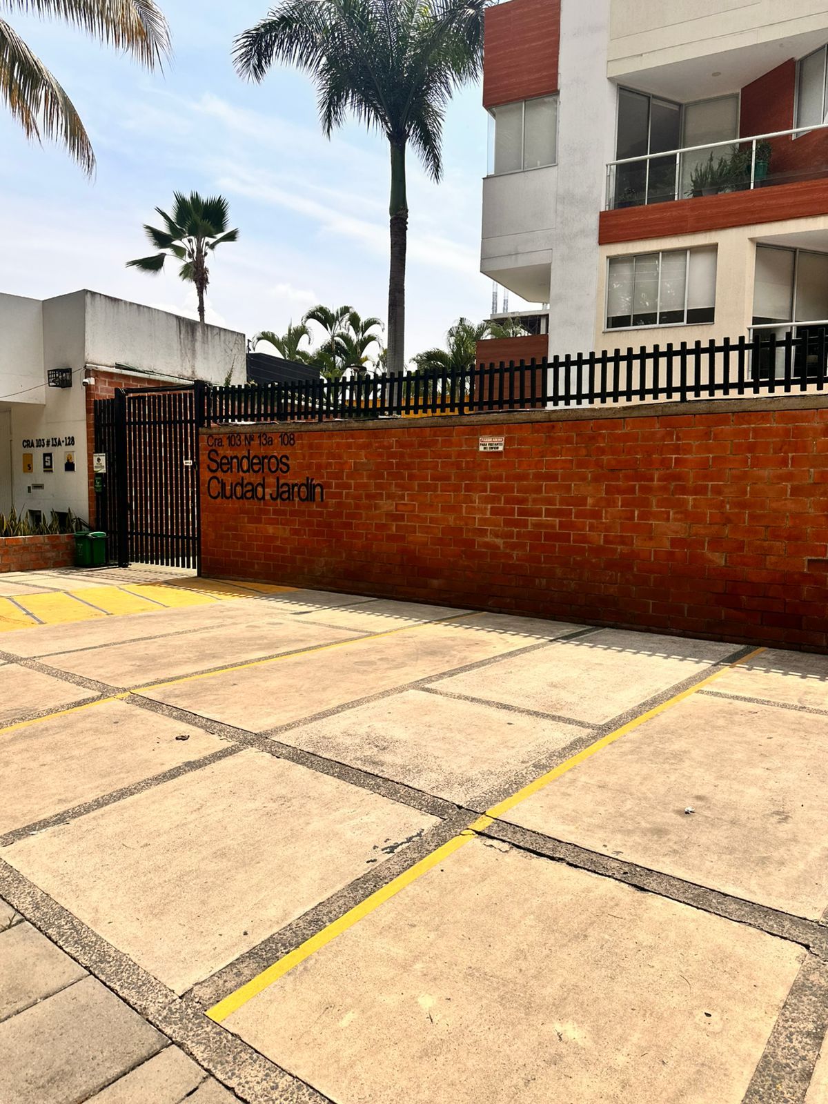 Apartamento en arriendo Valle Del Cauca Cali Ciudad Jardín 100 m2 Habitaciones 2 Baños 2 Garajes 1 Precio $4000000