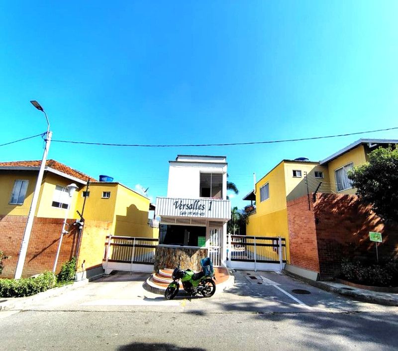 Casa en arriendo Santander Floridablanca Cr Versalles I 96 m2 Habitaciones 3 Baños 4 Garajes 0 Precio $3494000