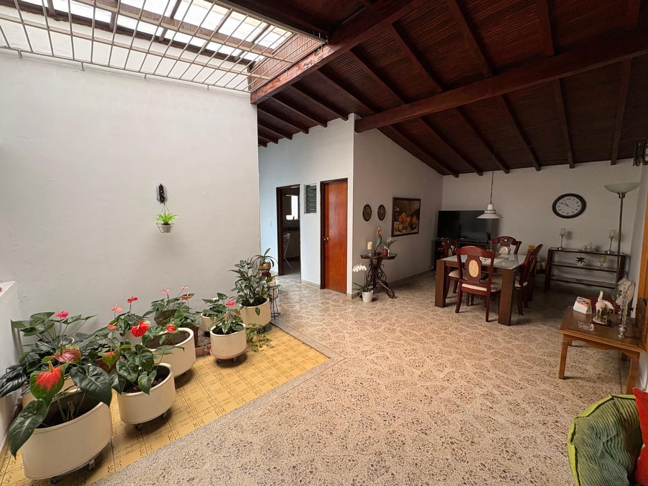 Casa en venta Antioquia Medellín Los Colores 207 m2 Habitaciones 5 Baños 3 Garajes 1 Precio $850000000