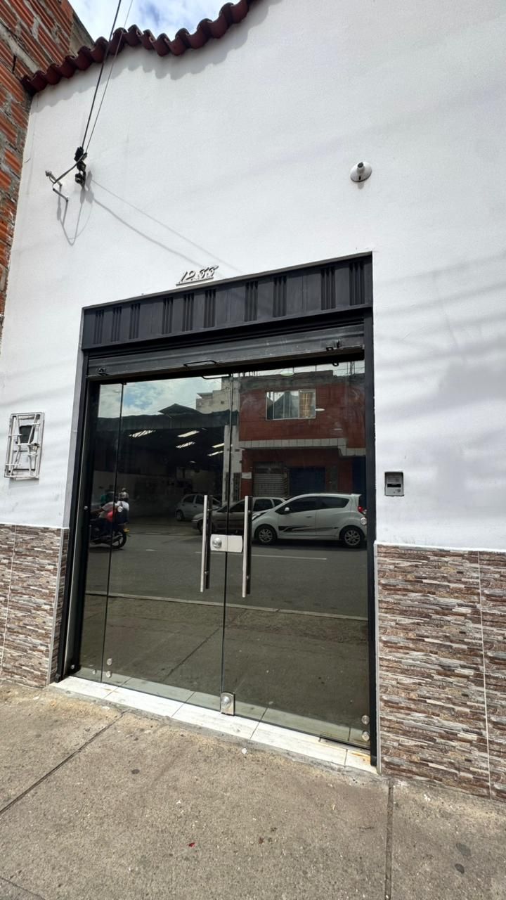 Local Comercial en arriendo o venta Santander Bucaramanga Garcia Rovira 72 m2 Habitaciones 1 Baños 2 Garajes 0 Precio venta $350000000 Precio arriendo $2600000