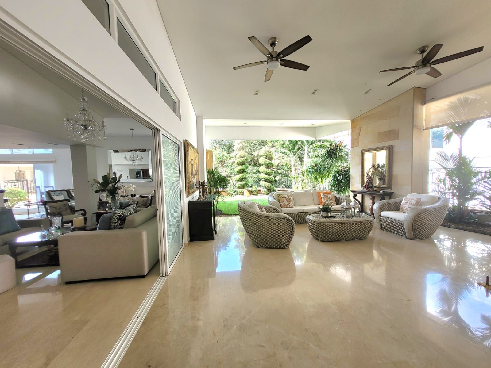 Casa en venta Valle Del Cauca Cali Ciudad Jardín 700 m2 Habitaciones 5 Baños 4 Garajes 6 Precio $2200000000