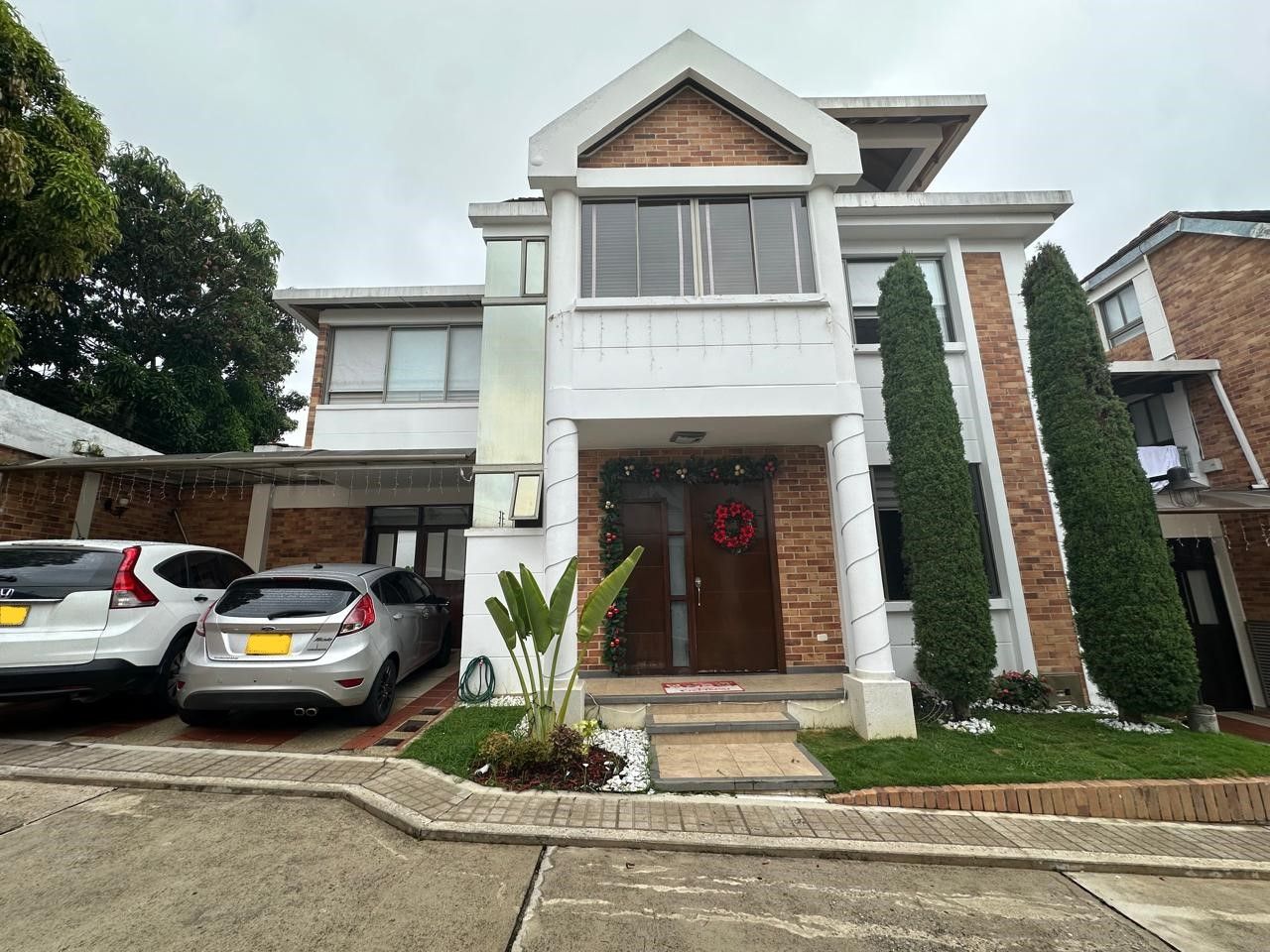 Casa en arriendo o venta Santander Bucaramanga Lagos Del Cacique 135 m2 Habitaciones 3 Baños 5 Garajes 2 Precio venta $1150000000 Precio arriendo $6700000
