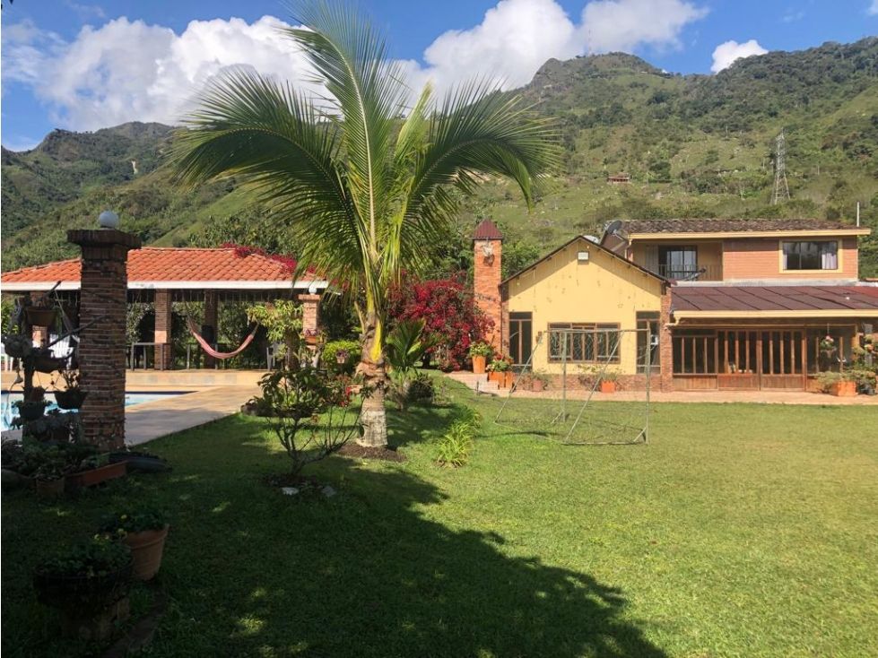 Finca en venta Antioquia Barbosa Santa Mónica 280 m2 Habitaciones 5 Baños 4 Garajes 2 Precio $950000000