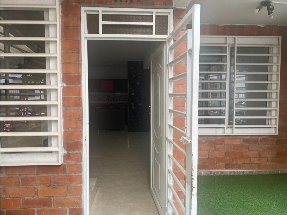 Casa en arriendo Valle Del Cauca Cali Urbanización La Flora 180 m2 Habitaciones 3 Baños 3 Garajes 1 Precio $2000000