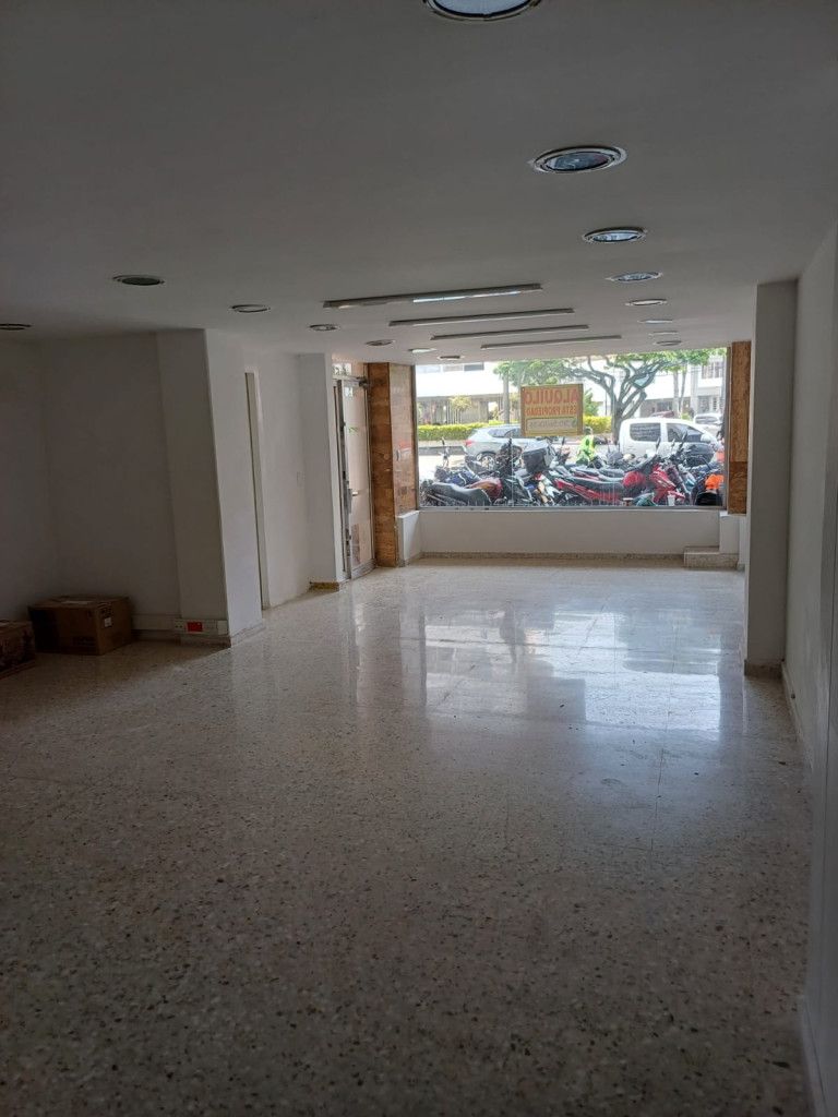 Local en venta Valle Del Cauca Cali San Vicente 50 m2 Habitaciones 0 Baños 1 Garajes 2 Precio $145000000