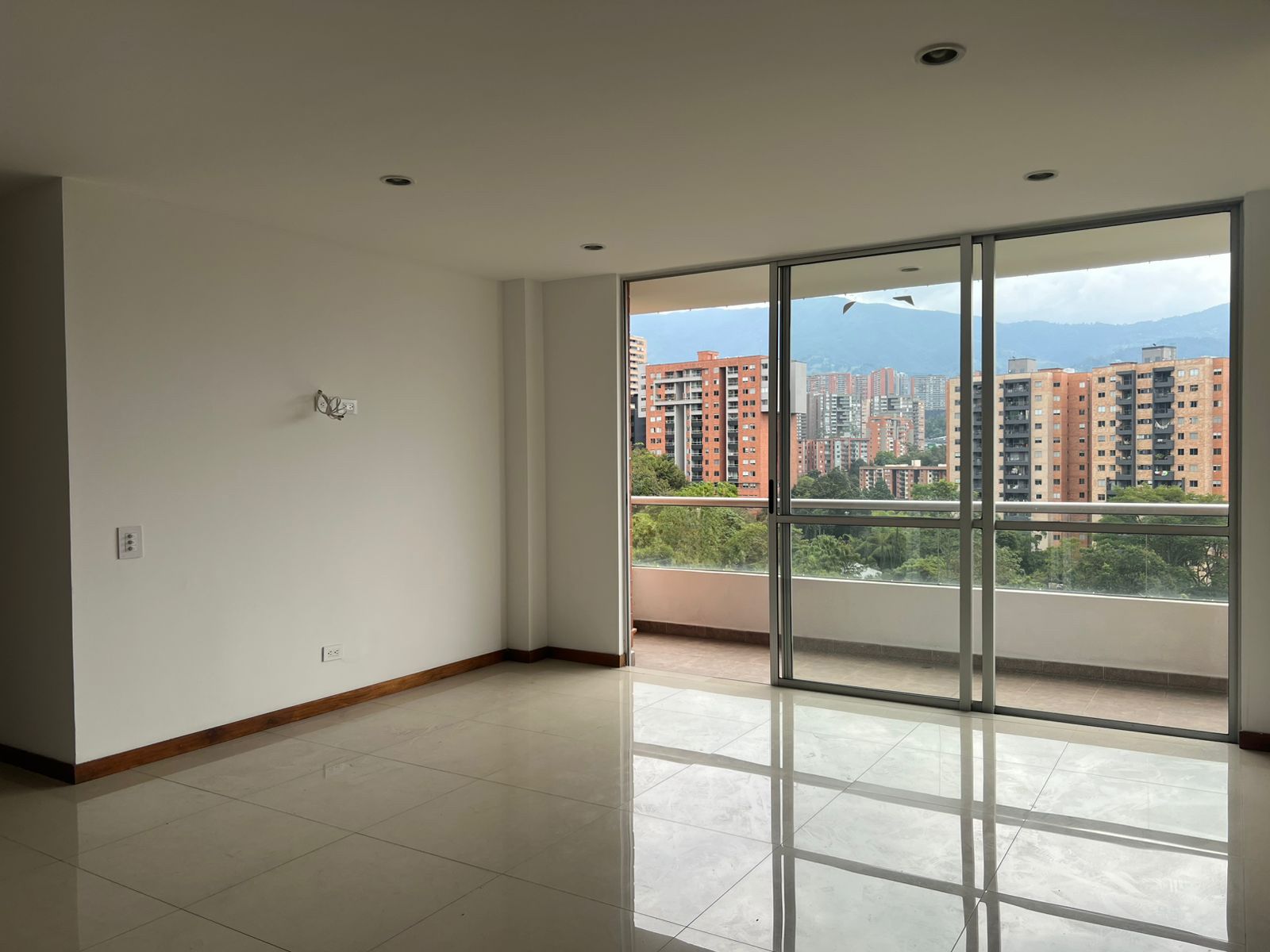 Apartamento en arriendo Antioquia Envigado El Esmeraldal 95 m2 Habitaciones 3 Baños 2 Garajes 1 Precio $4050000