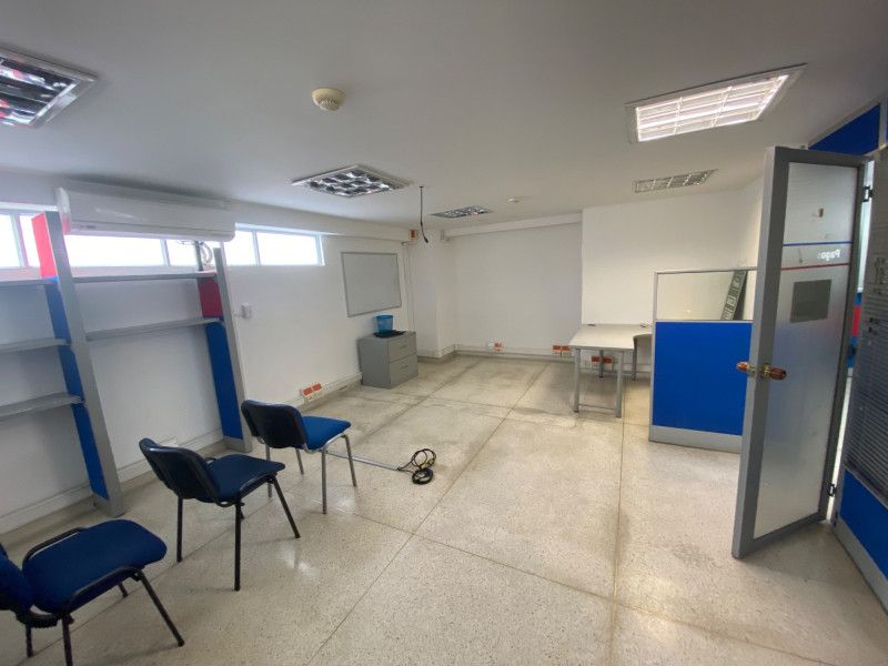 Oficina en arriendo Valle Del Cauca Cali Primero De Mayo 243 m2 Habitaciones 0 Baños 2 Garajes 10 Precio $8900000