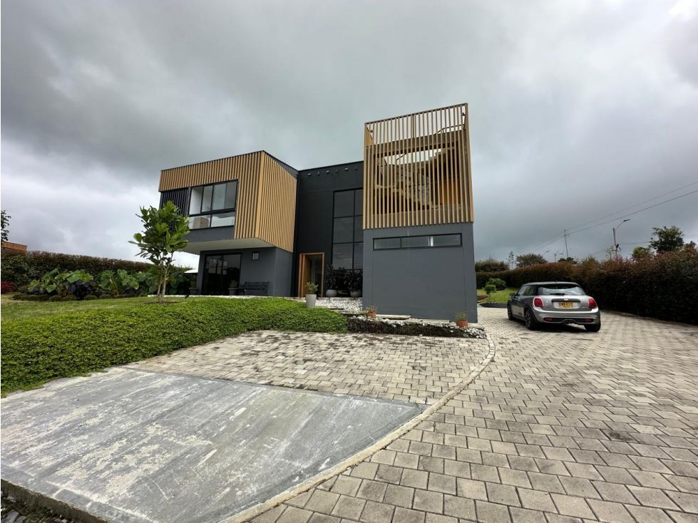 Casa en arriendo o venta Antioquia Envigado Envigado 316 m2 Habitaciones 4 Baños 5 Garajes 4 Precio venta $4750000000 Precio arriendo $28100000